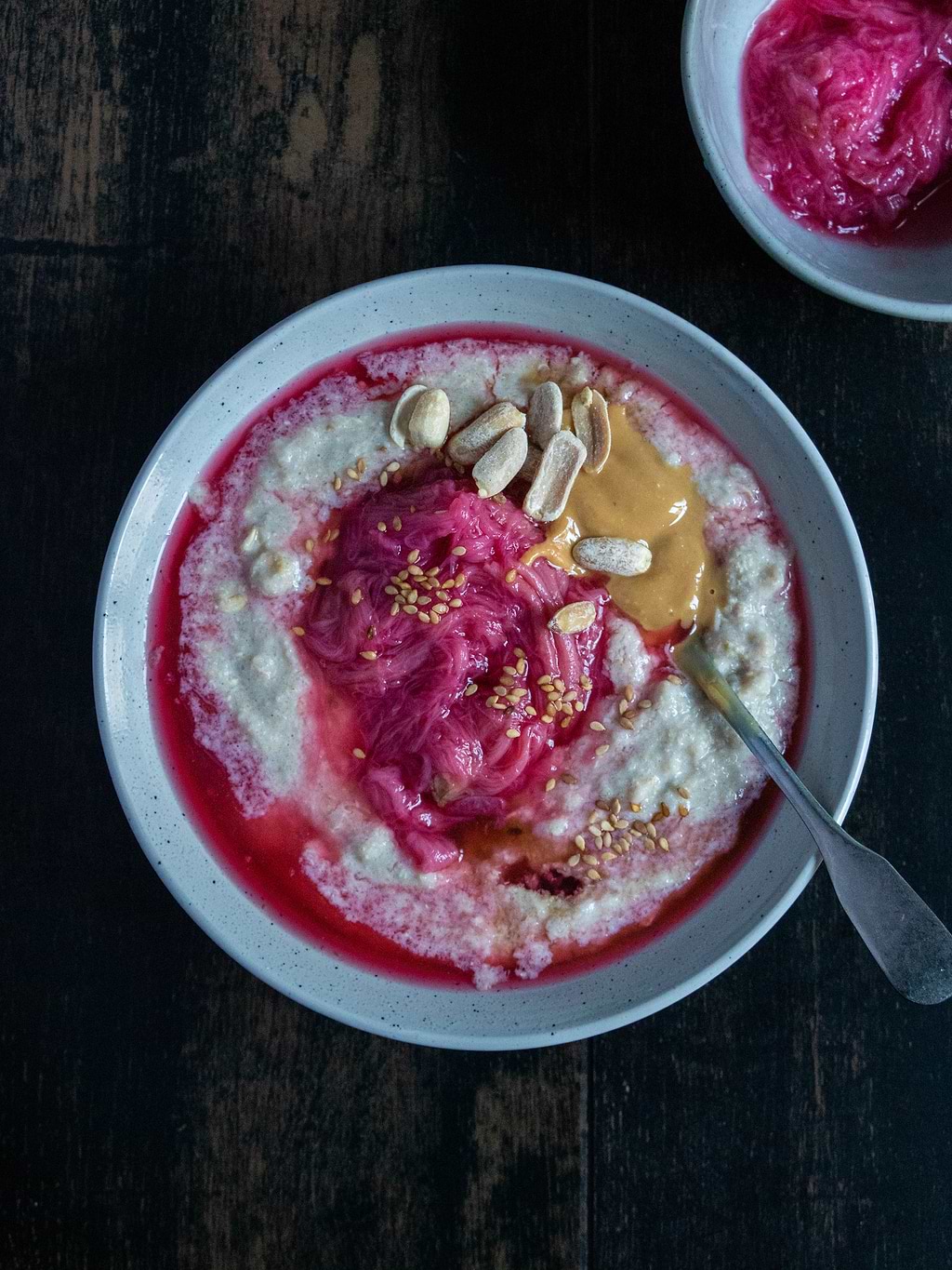 Porridge de quinoa, rhubarbe et beurre de cacahuète
